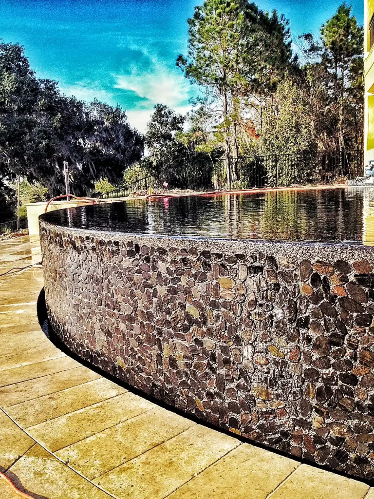 Perimeter overflow pool
